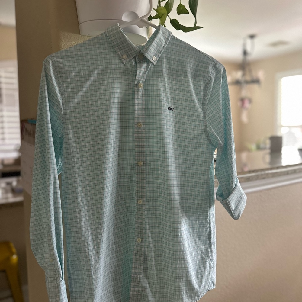 Vineyard vines boys button down shirt perfect for Easter! Size 12-14 medium